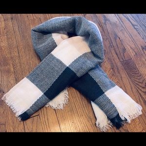 NWOT Women’s pink and black plaid scarf